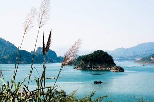 Thung Nai-Teluk Ha Long di tengah-tengah gunung dan hutan di daerah Tay Bac - ảnh 2