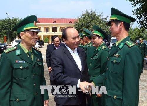 PM Vietnam, Nguyen Xuan Phuc mengujungi, memberikan sapaan dan memeriksa pekerjaan siaga tempur dari angkatan bersenjata Provinsi Dac Nong - ảnh 1