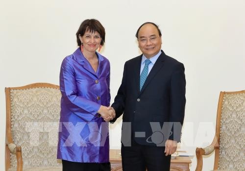 PM Nguyen Xuan Phuc  menerima Menteri urusan  Lingkungan Hidup, Perhubungan, Energi  dan Komunikasi Swiss - ảnh 1