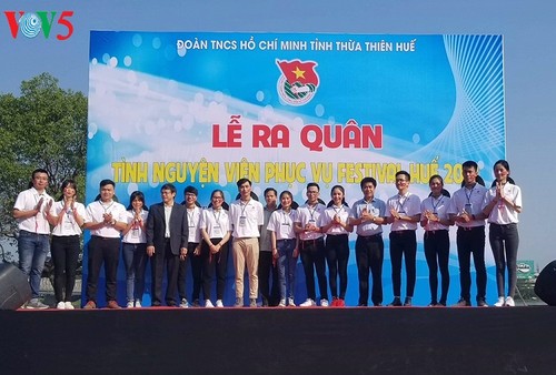 Tiga ratus relawan mengabdi Festival Hue 2018 - ảnh 1
