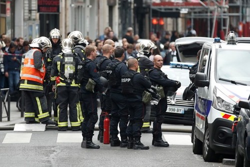 Perancis menangkap banyak terduga  yang berintrik menyerang umat Islam - ảnh 1