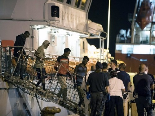 Italia dengan gigih menolak menerima migran yang diselamatakan di laut - ảnh 1