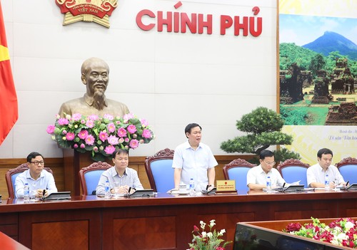 Deputi PM  Vuong Dinh Hue memimpin sidang  evaluasi untuk menilai pekerjaan penyelenggaraan harga dan pengontrolan  inflasi  selama 9 bulan tahun 2018 - ảnh 1