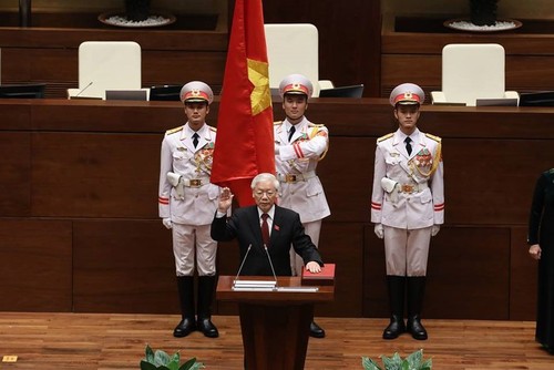 Sekjen KS PKV, Nguyen Phu Trong  mengucapkan sumpah  memangku jabatan  sebagai Presiden Negara - ảnh 1