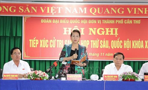 Pemimpin Partai dan Negara mengadakan kontak dengan pemilih setelah persidangan ke-6 MN Viet Nam angkatan XIV - ảnh 1