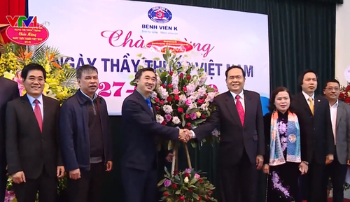 Ketua Pengurus Besar Front Tanah Air Viet Nam, Tran Thanh Man mengucapkan selamat  kepada para personel  cabang kesehatan - ảnh 1