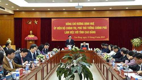 Deputi PM Viet Nam, Vuong Dinh Hue meminta kepada Provinsi Cao Bang supaya memperhatikan strategi  zona-zona wisata - ảnh 1