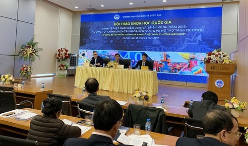 Lokakarya  ekonomi Viet Nam  2018, prospek 2019 dan  pengumuman  hasil cetakan  tentang penilaian ekonomi tahunan Viet Nam tahun 2018 - ảnh 1