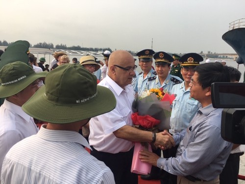 Menyambut kedatangan rombongan wisman  ke Provinsi Quang Tri melalui jalan laut - ảnh 1