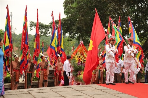 Rakyat seluruh  Viet nam dengan hormat berkiblat ke upacara hari haul cikal bakal bangsa  Raja Hung 2019 - ảnh 1