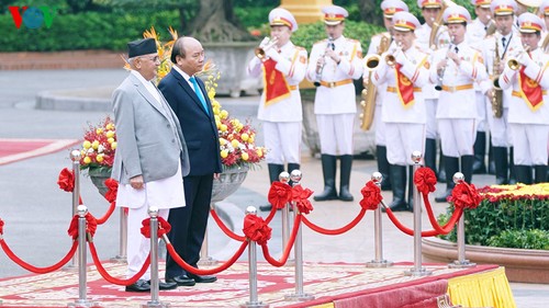 PM Viet Nam, Nguyen Xuan Phuc  memimpin acara penyambutan dan pembicaraan dengan PM  Nepal,  KhadgaPrasad Sharma Oli - ảnh 1