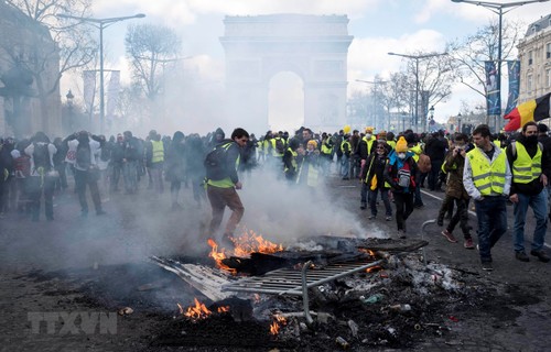 Demonstrasi yang dilakukan oleh faksi “Rompi kuning” di Perancis berubah menjadi  huru-hara - ảnh 1