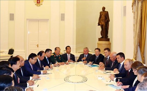 PM Viet Nam, Nguyen Xuan Phuc mengadakan pertemuan dengan Presiden Rusia, Vladimir Putin - ảnh 1
