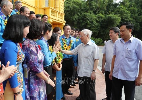 Sekjen, Presiden Viet Nam, Nguyen Phu Trong bertemu dengan delegasi pejabat Serikat Buruh  yang tipikal - ảnh 1