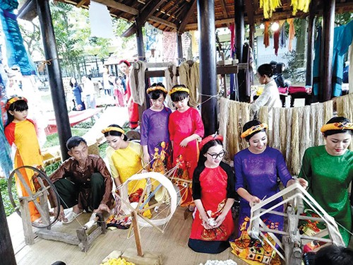 Lebih dari 80 artisan akan mendemonstrasikan  cara merebus  ulat sutra dan menenun sutra di Kota Hoi An - ảnh 1