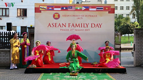 Viet Nam mengadakan Hari Keluarga ASEAN-2019 di Praha, Ibukota Republik Czech - ảnh 1