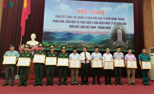 Menyelesaikan garis delimitasi dan penancapan tonggak perbatasan serta melaksanakan tiga naskah hukum tentang garis perbatasan di darat  Viet Nam-Tiongkok - ảnh 1