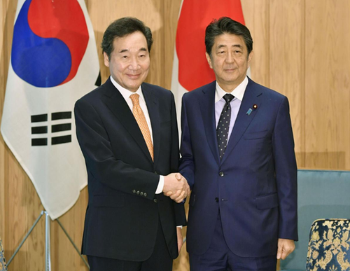 Pimpinan Jepang dan Republik Korea mengadakan pembicaraan pada latar belakang hubungan  mengalami ketegangan - ảnh 1