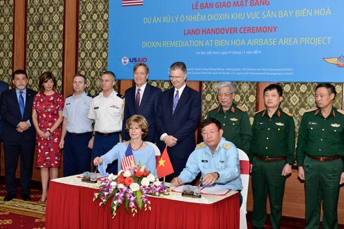 AS dan Vietnam menandatangani berita acara serahterima lapangan untuk mulai menangani  zat Dioxin di Bandara  Bien Hoa - ảnh 1