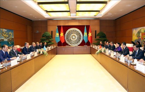 Vietnam-Kazakhstan: Terus berkoordinasi erat dan saling mendukung di semua forum regional dan internasional - ảnh 1