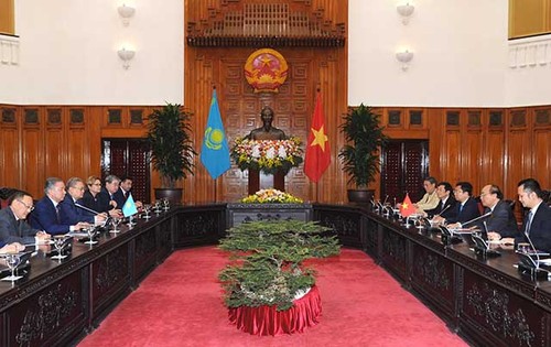 PM Nguyen Xuan Phuc  menerima Ketua Majelis Rendah Republik Kazakhstan, Nurlan Nigmatulin - ảnh 1