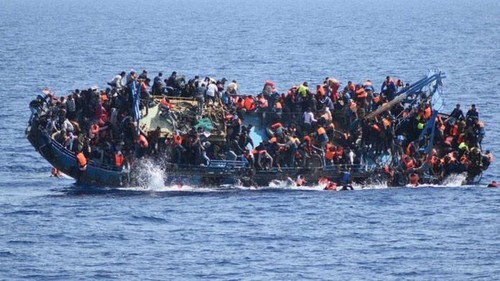 Libia menyelamatkan 383 orang  migran di laut - ảnh 1
