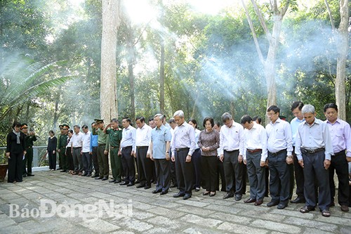 Para pemimpin Partai, Negara dan Pemerintah Vietnam berkunjung dan  memberikan bingkisan Hari Raya Tet  di beberapa daerah - ảnh 1