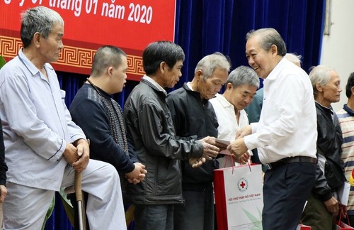 Para pemimpin Partai, Negara dan Pemerintah Vietnam berkunjung dan  memberikan bingkisan Hari Raya Tet  di beberapa daerah - ảnh 2
