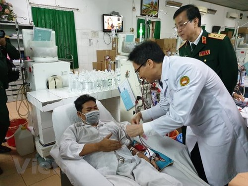 Deputi PM Vu Duc Dam memberikan bingkisan Hari Raya Tet  kepda para pasien - ảnh 1