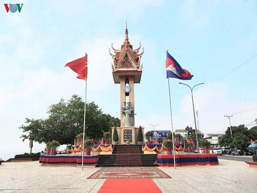 Meresmikan   Monumen Persahabatan Vietnam-Kamboja  di Provinsi Kampong Cham - ảnh 1