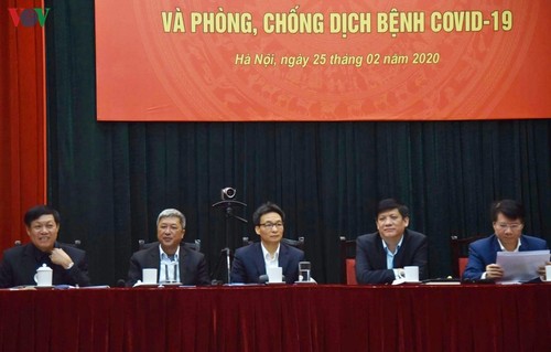 Deputi PM Vu Duc Dam menghadiri konferensi tentang pencegahan dan penanggulangan wabah Covid 19 - ảnh 1