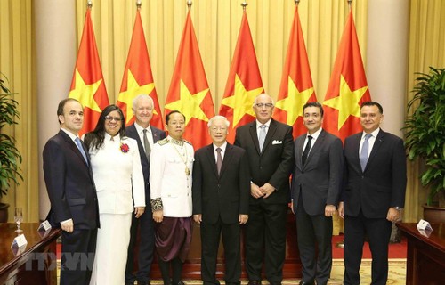 Sekjen, Presiden Vietnam, Nguyen Phu Trong menerima para Dubes - ảnh 1