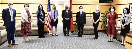 Kemenlu AS mengadakan  pertemuan  sehubungan dengan peringatan HUT ke-25 penggalangan hubungan diplomatik Vietnam-AS  - ảnh 1