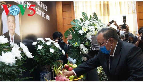 Pemimpin dari beberapa negara dan sahabat internasional telah  datang ke upacara penghormatan terakhir kepada Sekjen Le Kha Phieu - ảnh 1