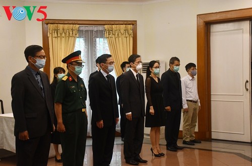Pemimpin dari beberapa negara dan sahabat internasional telah  datang ke upacara penghormatan terakhir kepada Sekjen Le Kha Phieu - ảnh 3