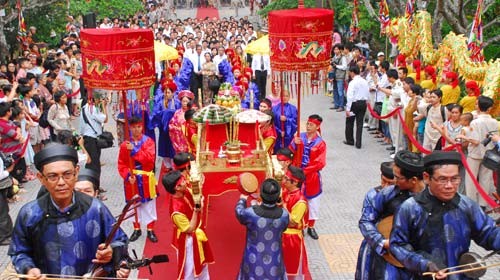 La fête des rois Hung: la maxime "En buvant l’eau, on pense à la source" mise à l’honneur - ảnh 1