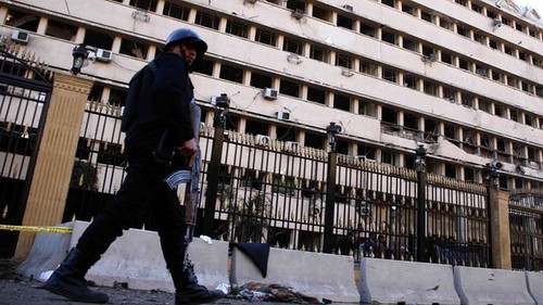 Car bomb blast hit police station in Cairo  - ảnh 1