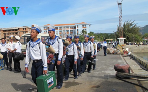 Ships carry Tet gifts to Truong Sa  - ảnh 1