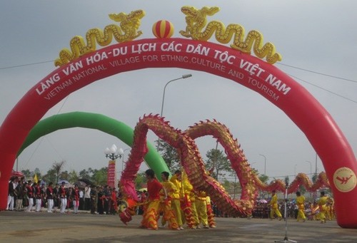 Spring festival showcases cultural characteristics of ethnic groups in Hanoi - ảnh 1
