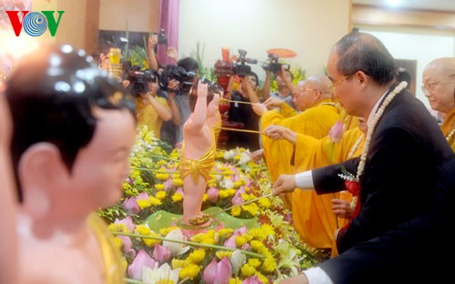 Buddhist dignitaries and followers contribute to national development    - ảnh 1