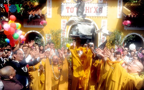 Buddhist dignitaries and followers contribute to national development    - ảnh 2