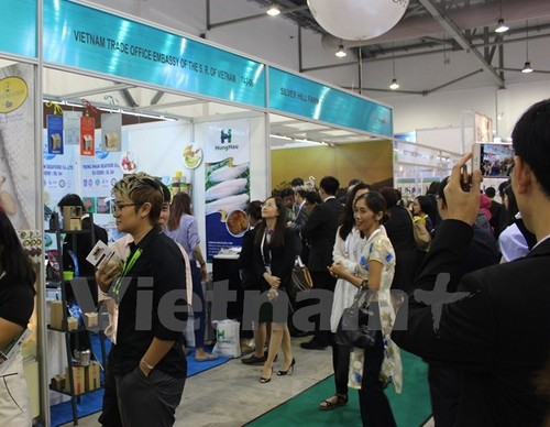 Vietnamese companies promote products at Singapore exhibition - ảnh 1