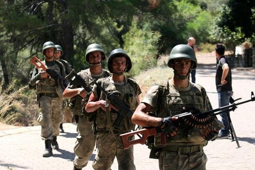 Turkish troops hunt remaining coup plotters  - ảnh 1