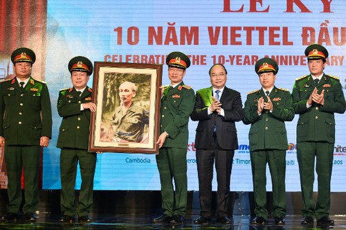 Viettel creates new growth model: PM Nguyen Xuan Phuc - ảnh 1