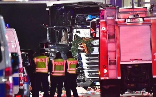 Lorry ploughs into crowd at Christmas market intentionally  - ảnh 1