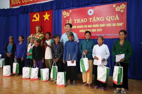 Poor people and AO victims helped to enjoy Tet - ảnh 1