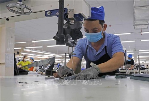 Vietnamese are most optimistic in Asia about national economy, study finds - ảnh 1