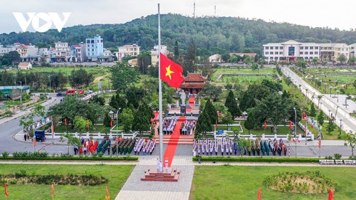 National flag from Ho Chi Minh Mausoleum brought to Co To island - ảnh 1