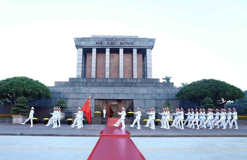 Flag-hoisting ceremony celebrates Vietnam National Day  - ảnh 1