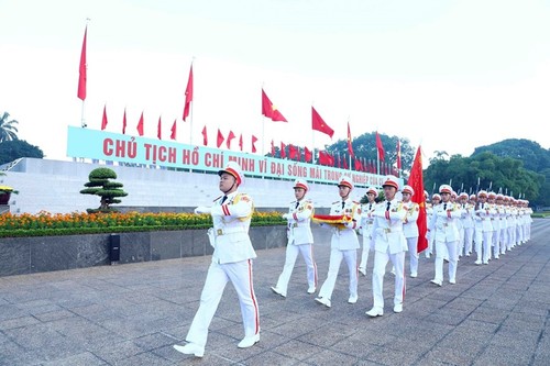 Flag-hoisting ceremony celebrates Vietnam National Day  - ảnh 2